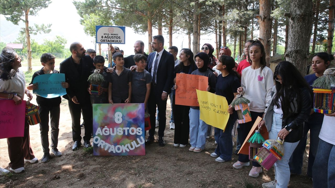 Bitlis'te öğrenciler atık malzemelerden yaptıkları kuş yuvalarını ağaçlara astı