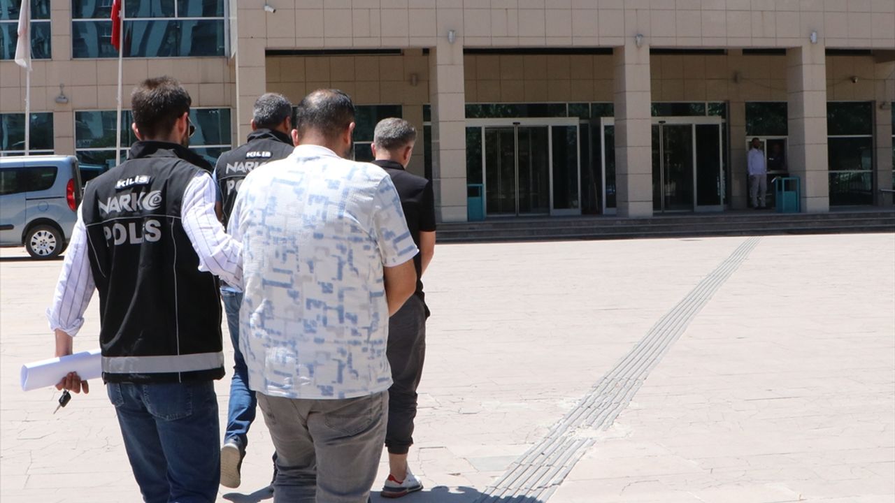 Kilis'te uyuşturucu operasyonunda yakalanan 2 zanlı tutuklandı