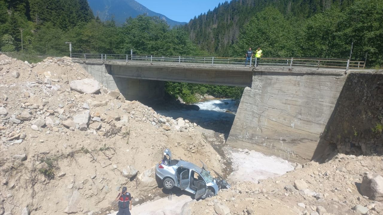 Rize'de dere yatağına devrilen otomobildeki 5 kişi yaralandı