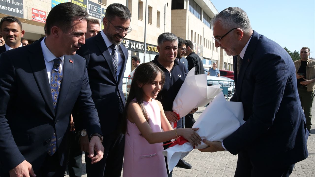 Bakan Işıkhan, Bitlis'te 'Türkiye Yüzyılı'nda Çalışma Hayatı Buluşmaları' programında konuştu: