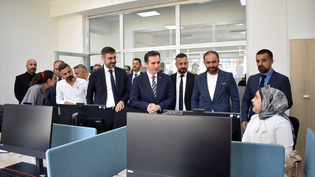 Bitlis'te Dijital Gençlik Merkezi hizmete açıldı