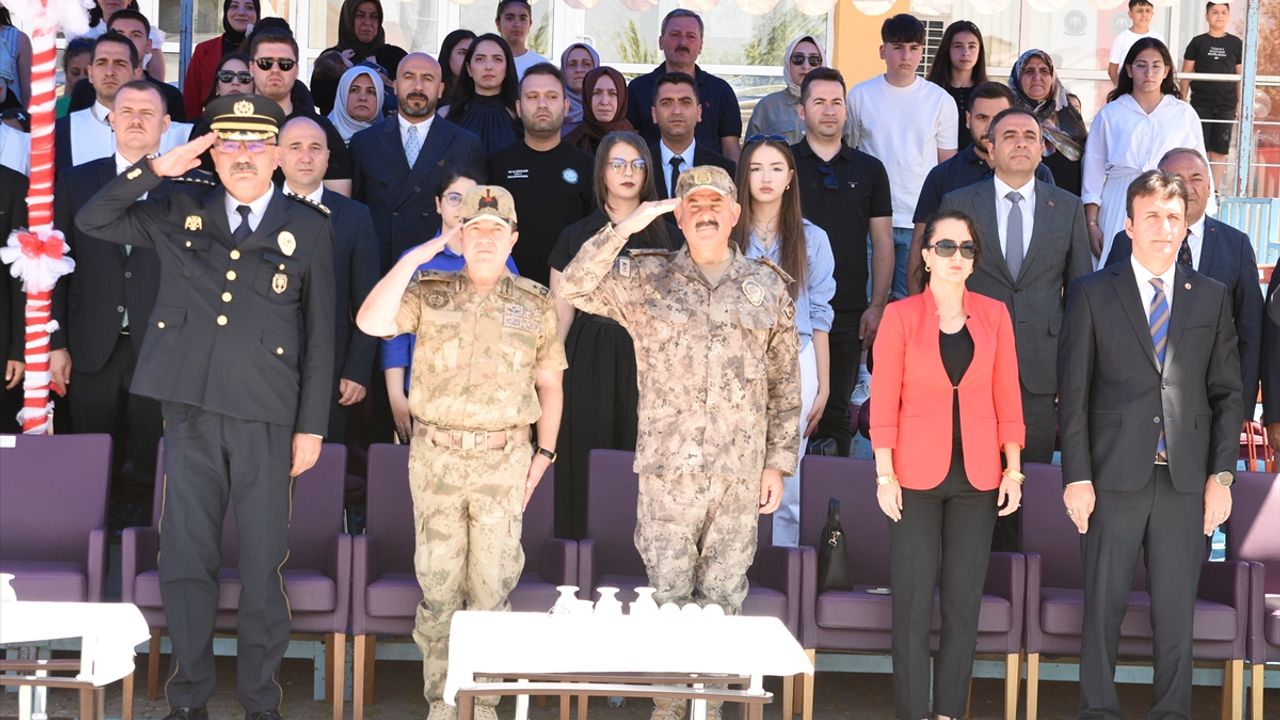 Bitlis'te eğitimlerini tamamlayan 213 polis adayı mezuniyet sevinci yaşadı