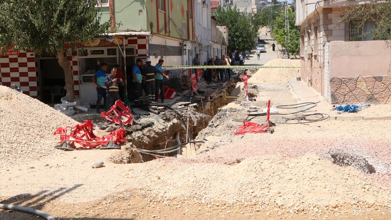 Kilis'te iş makinesinin zarar verdiği doğal gaz borusundaki yangın iş yerine hasar verdi
