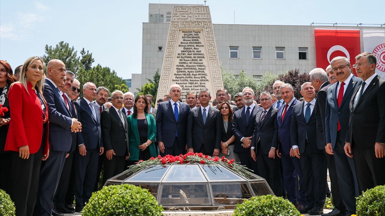 TBMM Başkanı Kurtulmuş, 15 Temmuz'da Meclis'te bombalanan alanlara karanfil bıraktı