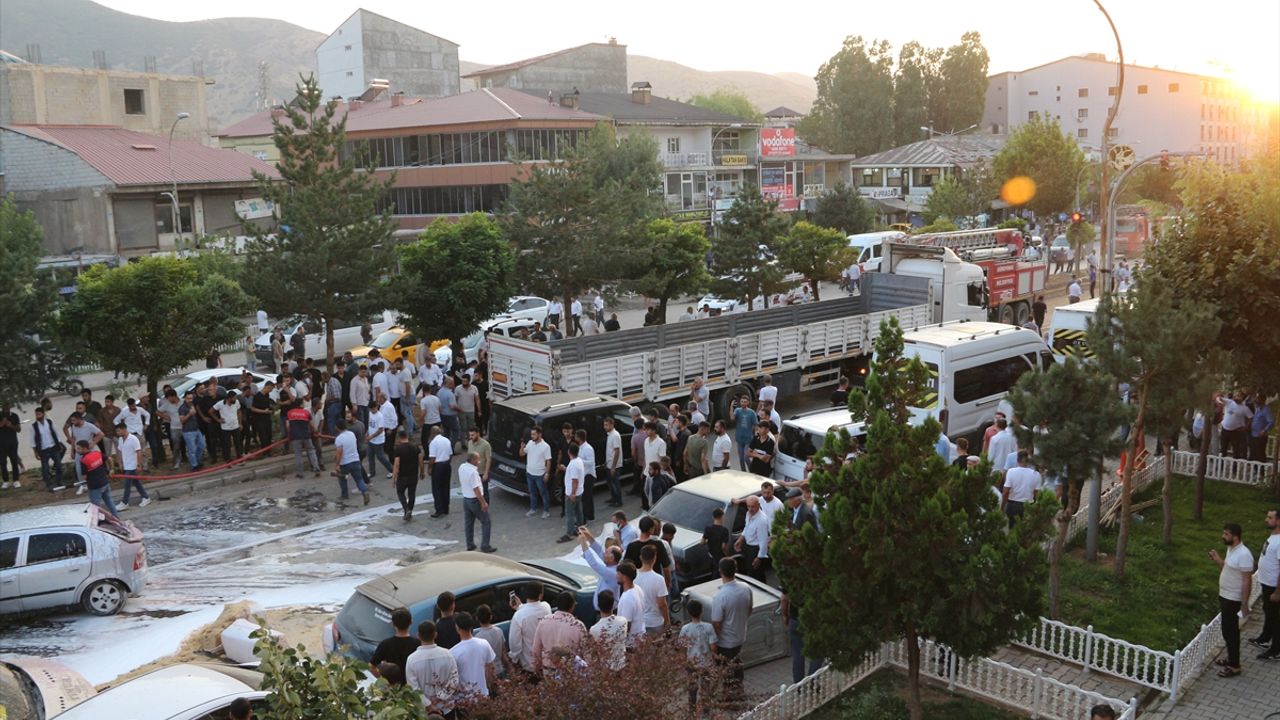 Bitlis'te freni boşalan tır 11 araca çarptı