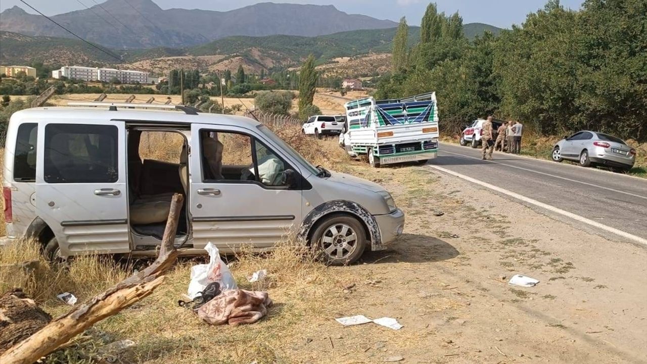 Bitlis'te kamyonet ile hafif ticari aracın çarpıştığı kazada 5 kişi yaralandı