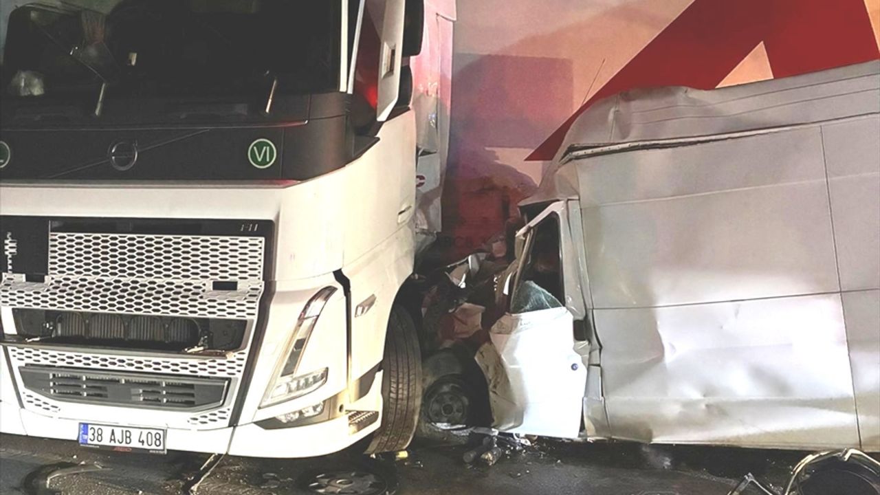 TAG Otoyolu'nda tırla minibüsün çarpışması sonucu 1 kişi öldü, 1 kişi yaralandı