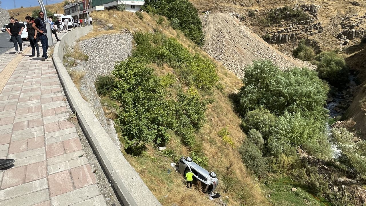 Bitlis'te şarampole devrilen otomobildeki 2 kişi yaralandı