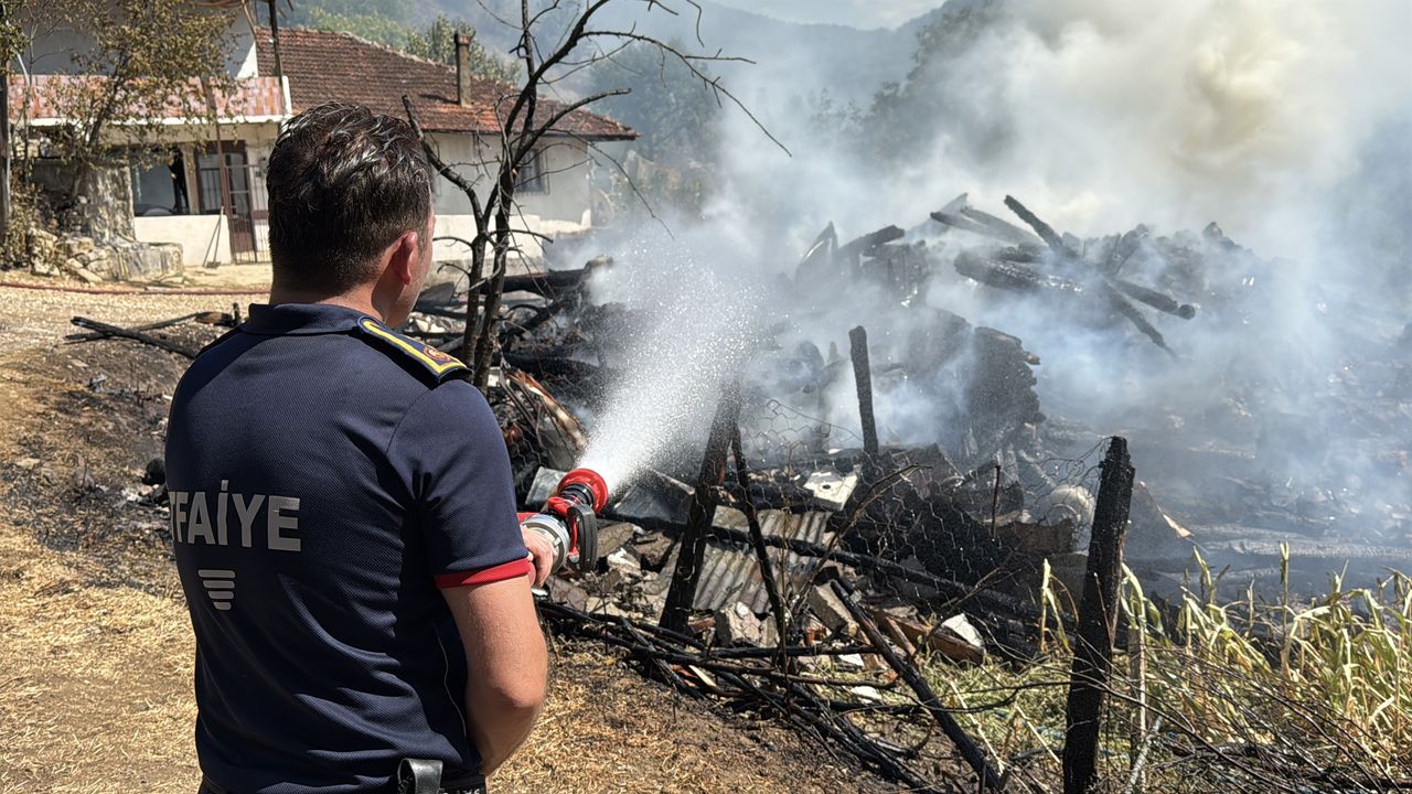 GÜNCELLEME - Karabük'te evde çıkıp ormana sıçrayan yangın kontrol altına alındı