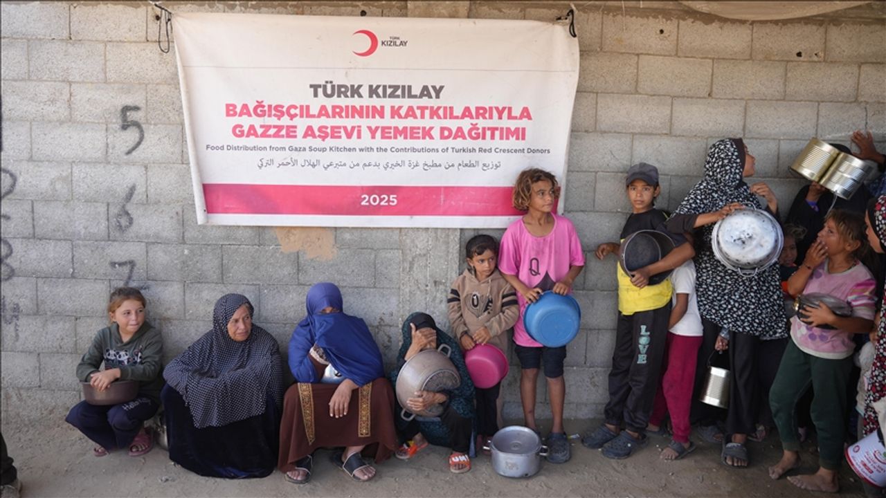 Kızılay, Filistinliler için bağışlanan kurban etlerini Gazze'de dağıtmaya başladı