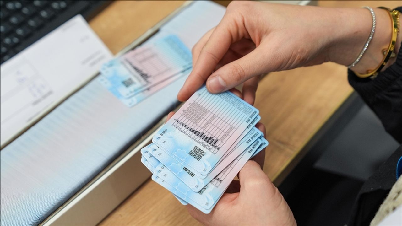 Eski tip ehliyetlerin yenilenmesi için tanınan süre bugün sona eriyor