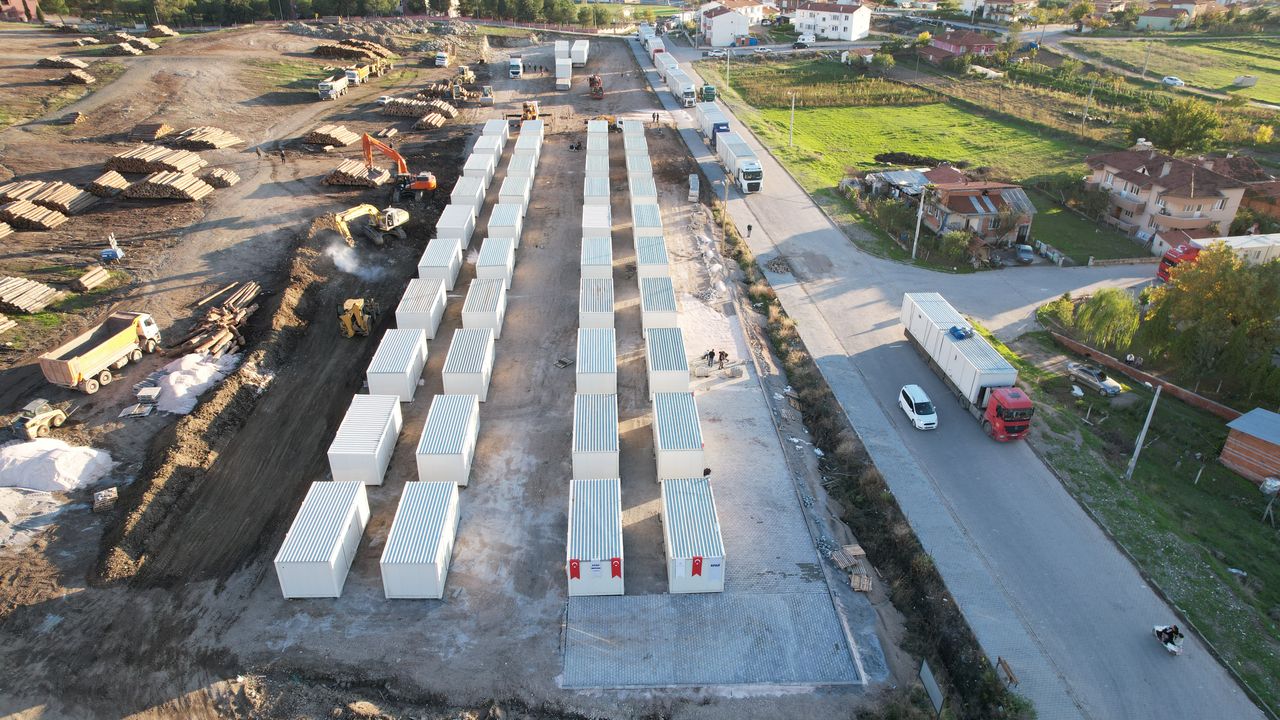 6,1'lik depremlerden etkilenen Sındırgı'da konteyner kent kurulumu aralıksız sürüyor