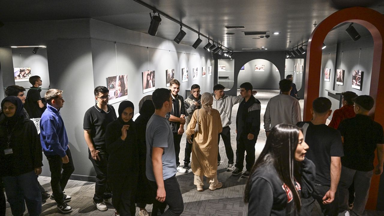 AA'nın 'Tanık' kitabındaki görsellerden oluşan sergi İstanbul'da açıldı