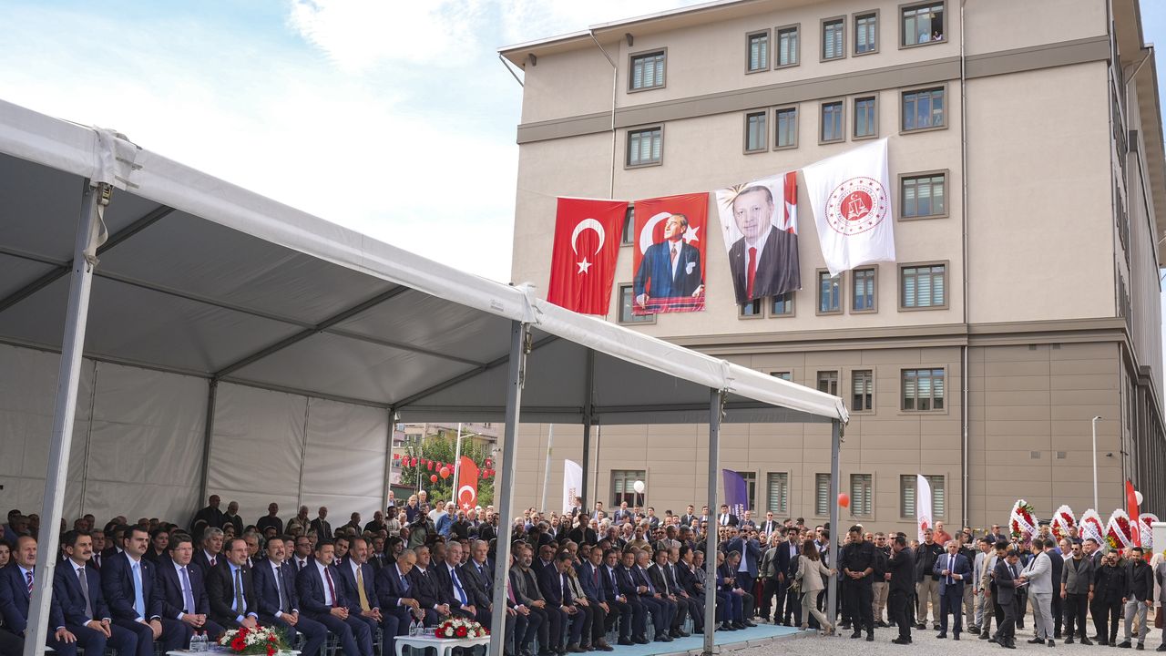 Adalet Bakanı Tunç, İzmir'de açılış ve temel atma töreninde konuştu: