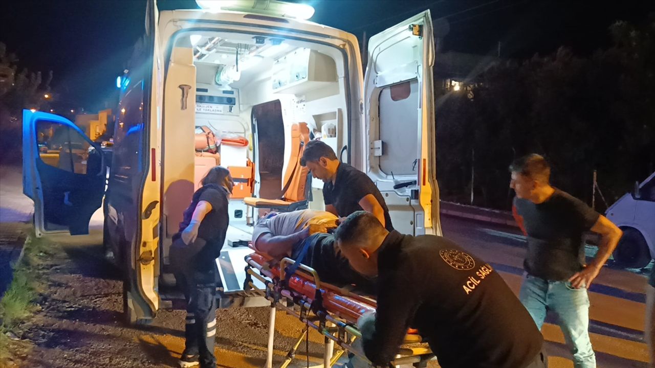 Adana'da otomobille çarpışan motosikletli yaralandı