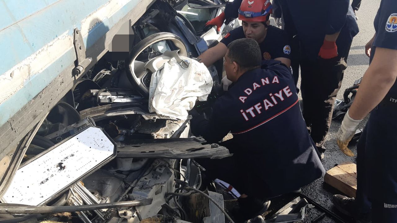 Adana'da tıra arkadan çarpan otomobilin sürücüsü öldü