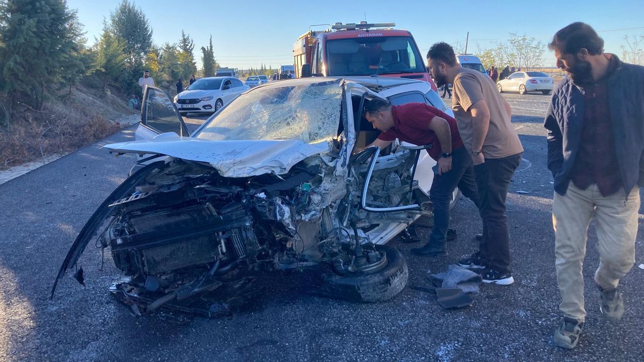 Adıyaman'da iki otomobilin çarpıştığı kazada 1'i polis 2 kişi yaralandı