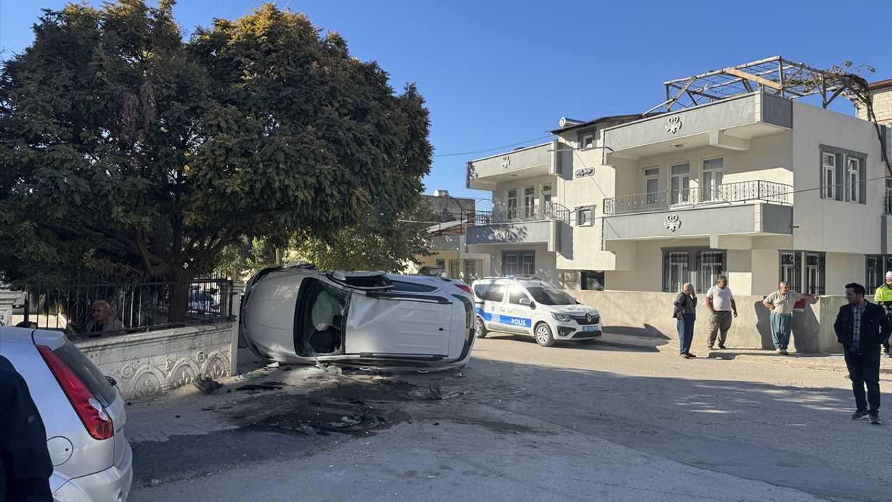 Adıyaman'da okul servisi ile otomobilin çarpıştığı kazada 12 kişi yaralandı