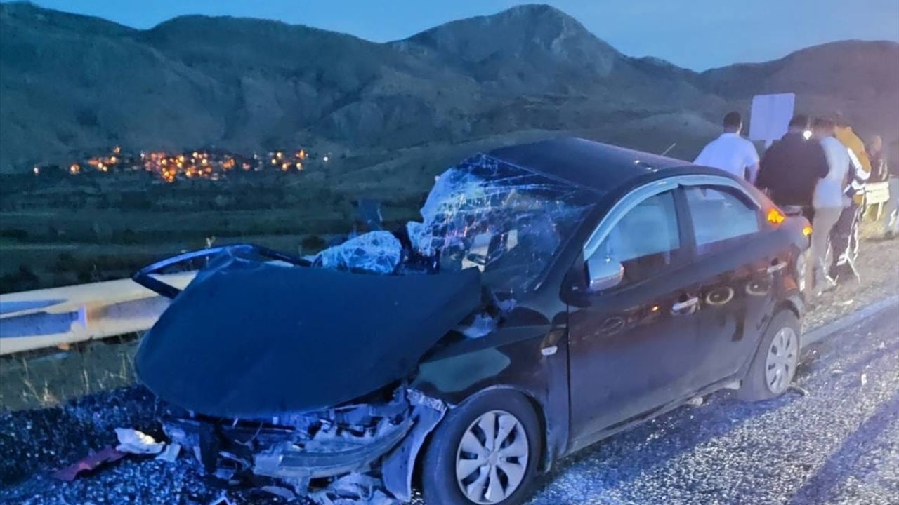 Afyonkarahisar'da tır ile otomobilin çarpıştığı kazada 4 kişi yaralandı