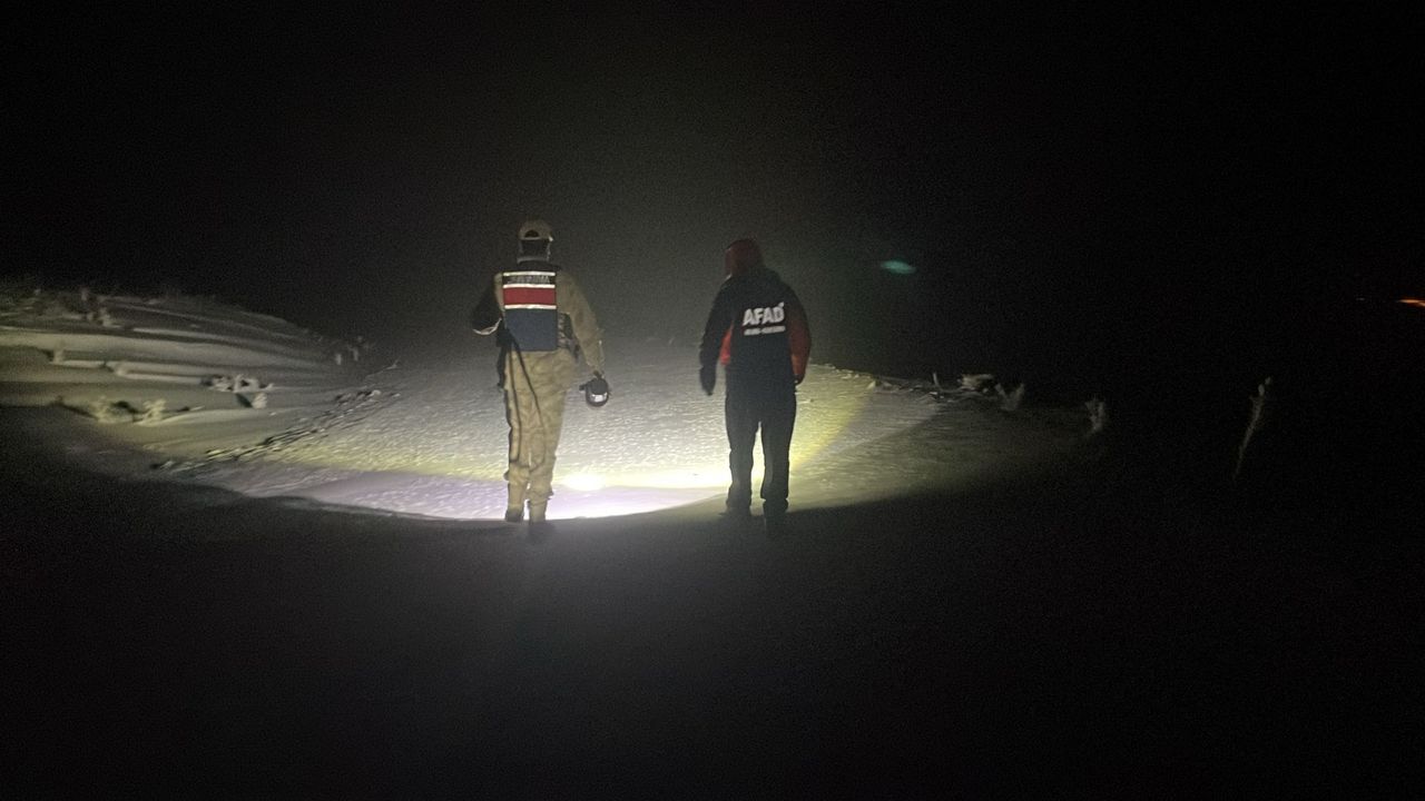 Ağrı'da karda mahsur kalan 2 kişi kurtarıldı