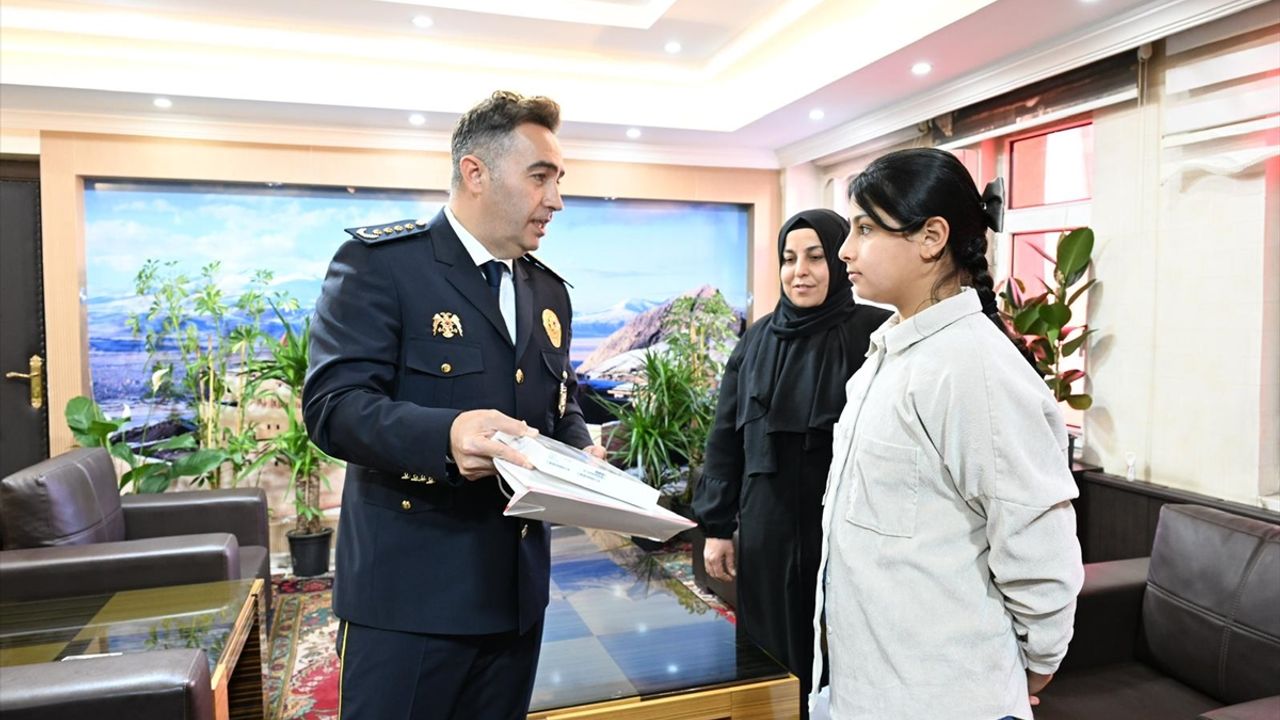 Ağrı'da kız çocuğunun bayrak ve Atatürk sevgisi MOBESE kameralarında