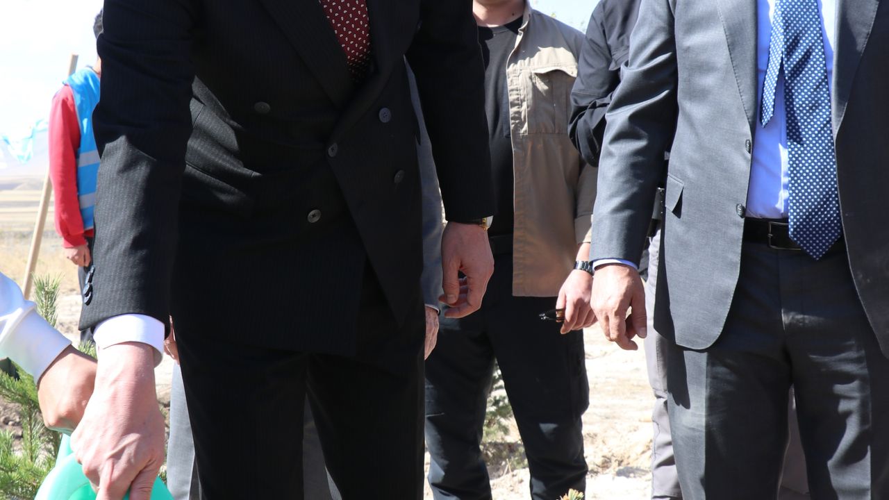 Ağrı'da yükümlüler hayatlarında yeni bir başlangıcın simgesi olarak fidan dikti