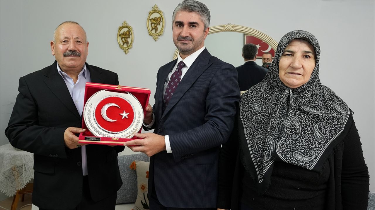 Aile ve Sosyal Hizmetler Bakan Yardımcısı Tarıkdaroğlu, İzmir'de şehit ailesini ziyaret etti