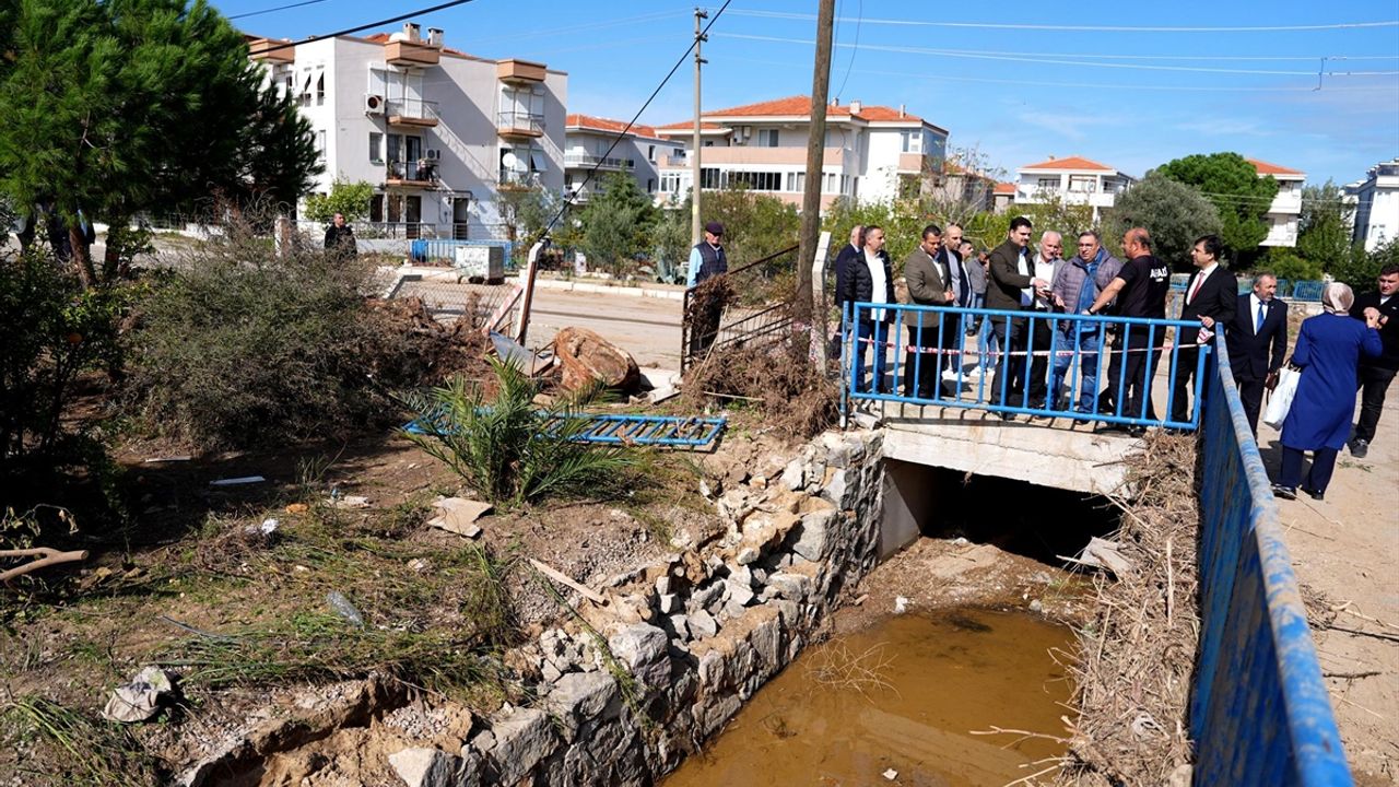 AK Parti Genel Sekreteri İnan, selden etkilenen İzmir'in Foça ilçesinde incelemelerde bulundu