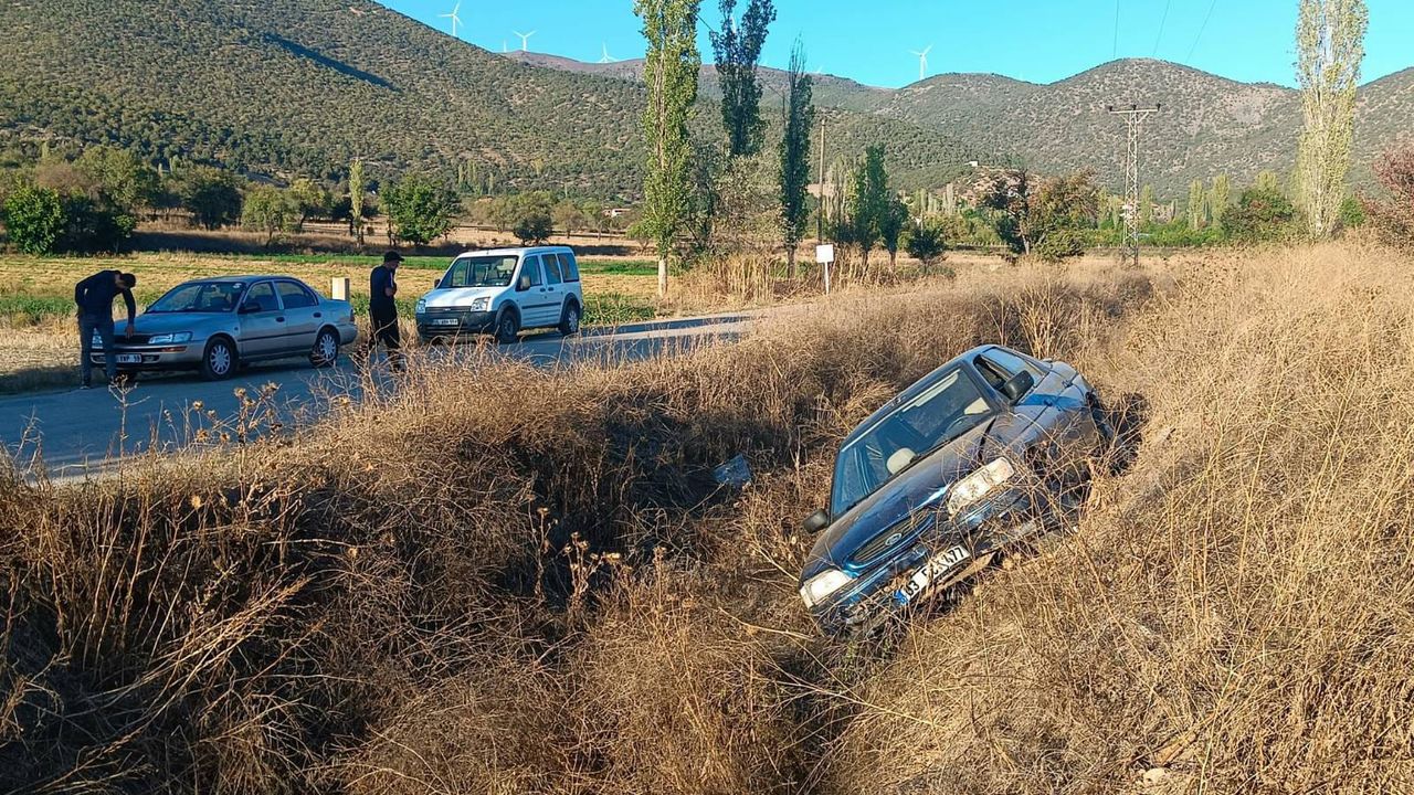 Amasya'da devrilen otomobildeki 3 kişi yaralandı