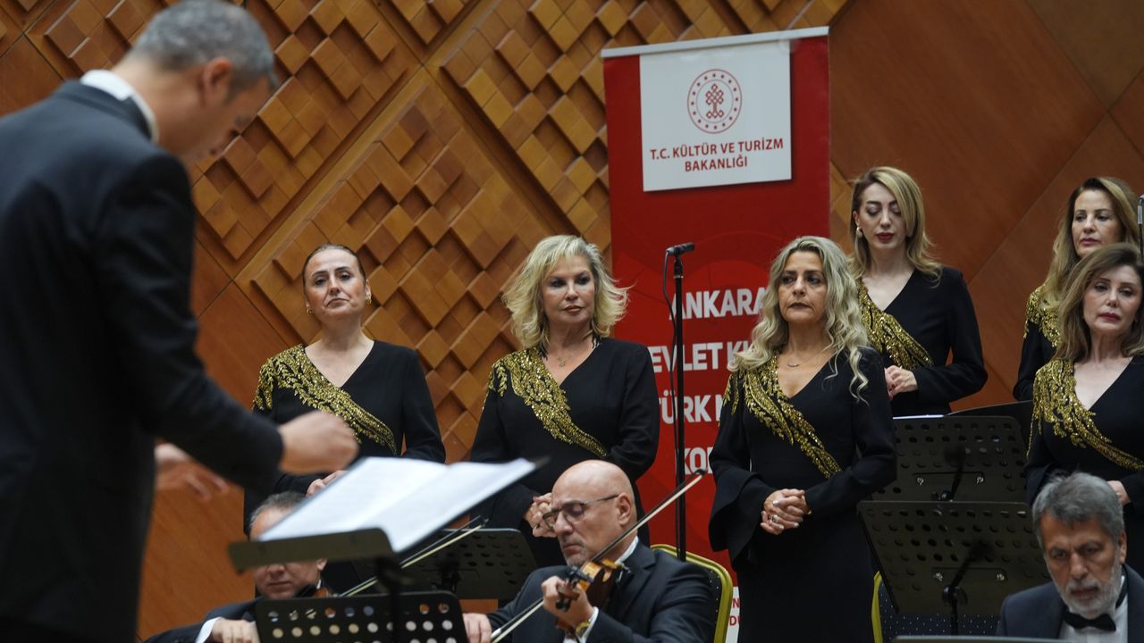 Ankara Devlet Klasik Türk Müziği Korosu 'Cumhuriyet Coşkusu' konseri verdi