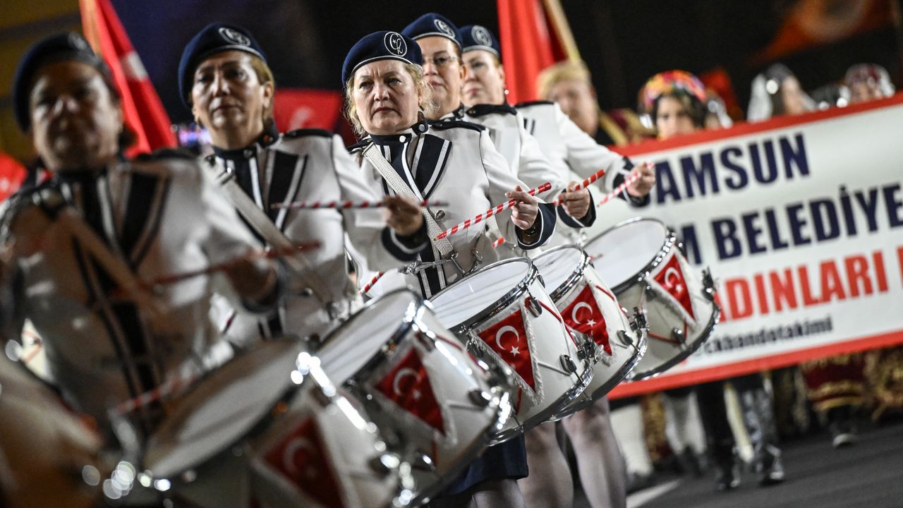 Ankara'da Cumhuriyet Bayramı dolayısıyla fener alayı düzenlendi