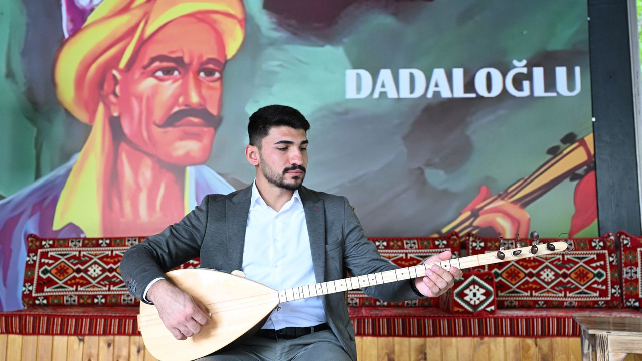 Annesinin 13 yaşında aldığı sazla diyar diyar gezip aşıklık kültürünü yaşatıyor