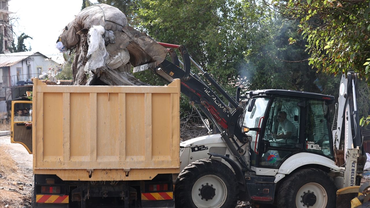Antalya'da 8 müstakil evden tonlarca çöp çıkarıldı