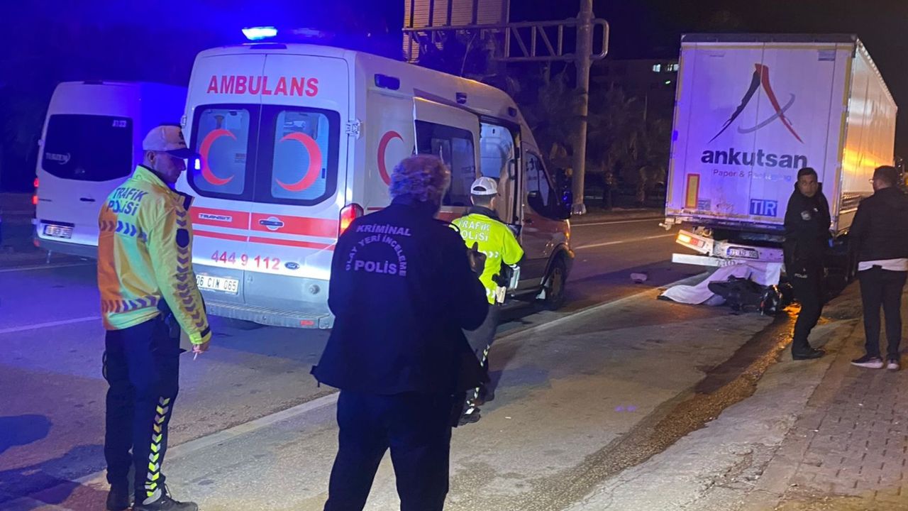 Antalya'da park halindeki tıra çarpan motosikletin sürücüsü öldü