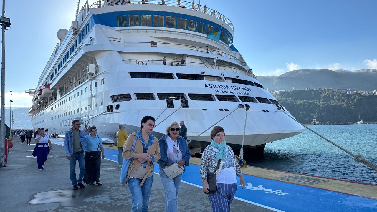 'Astoria Grande' kruvaziyeri Rusya'dan 947 yolcusuyla Amasra'ya geldi