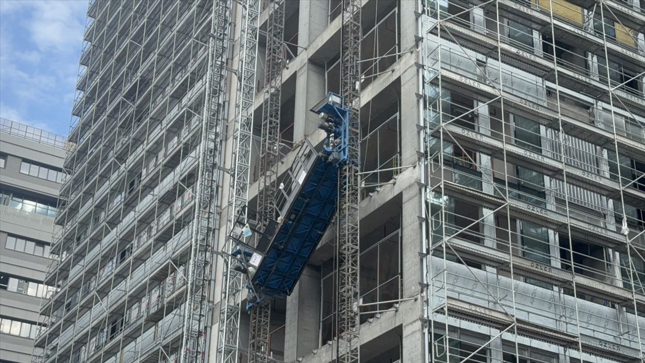 Bahçelievler'de asılı kalan inşaat asansöründeki işçiler kurtarıldı