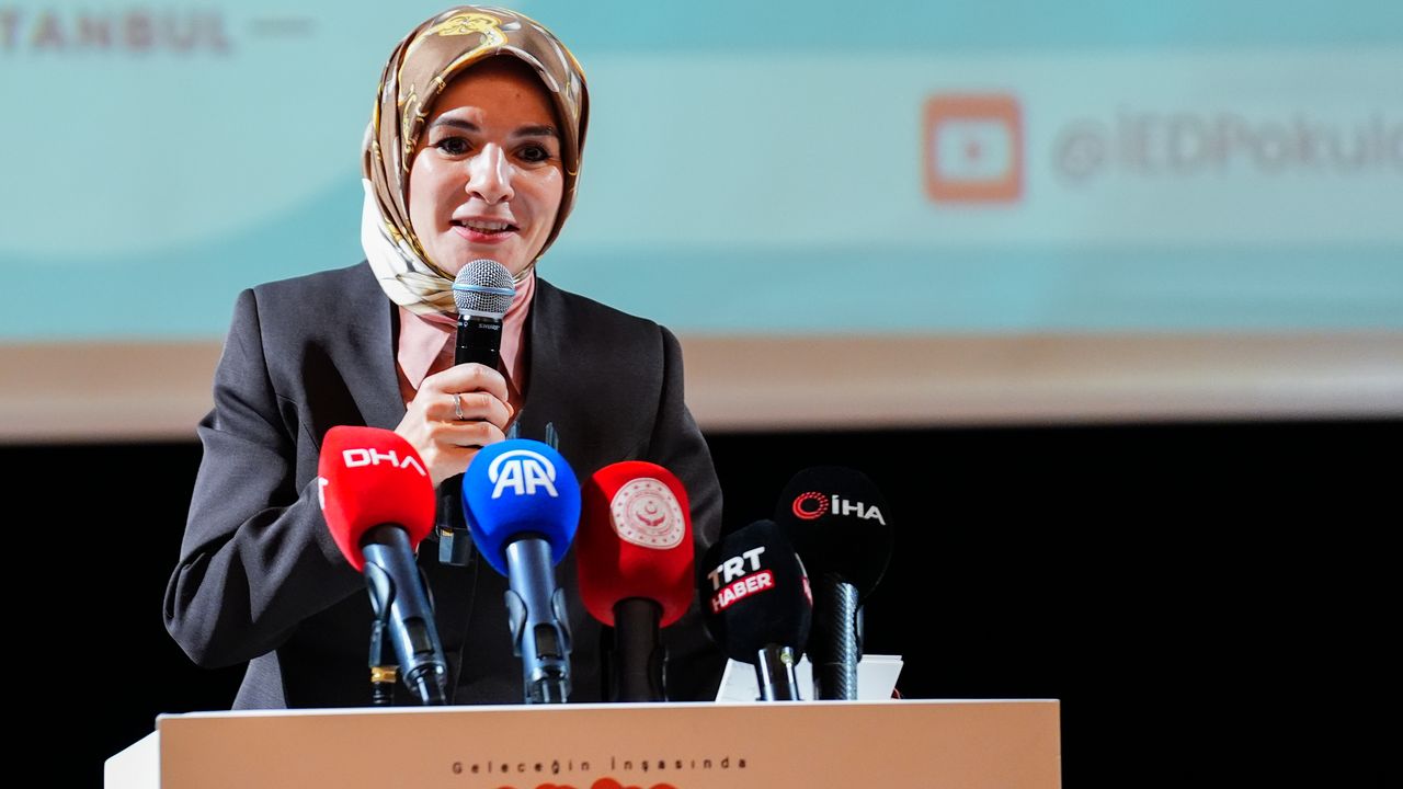 Bakan Göktaş, 5. Geleneksel Veli Buluşmaları Bilinçli Aile Forumu'nda konuştu: