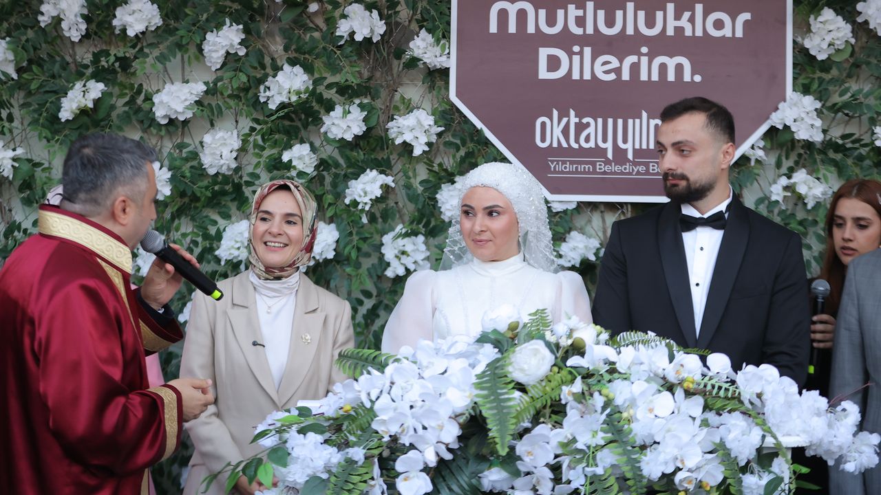 Bakan Göktaş, Bursa'da evlilik kredisi desteğinden faydalanan çiftin nikah şahidi oldu