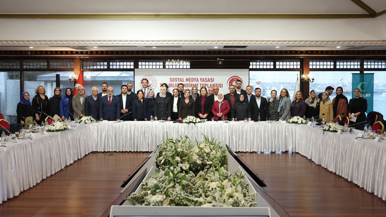 Bakan Göktaş, sosyal medya düzenlemesi için STK temsilcileriyle bir araya geldi: