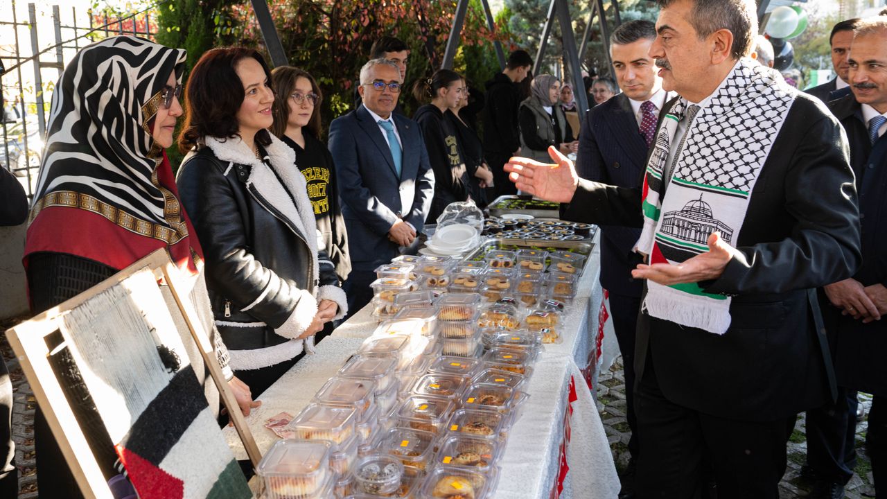 Bakan Tekin, Cezeri Yeşil Teknoloji Mesleki ve Teknik Anadolu Lisesi'ni ziyaret etti