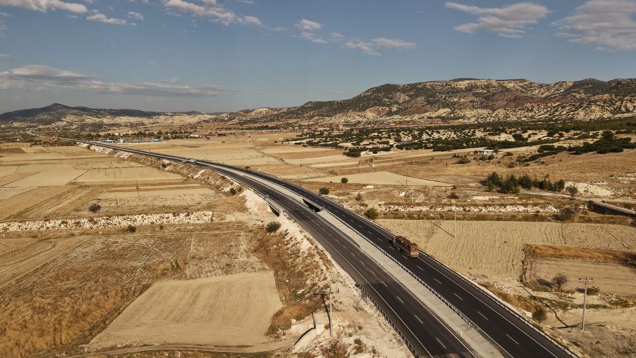 Bakan Uraloğlu Burdur-Tefenni-Çavdır Yolu'nu hizmete açacak: