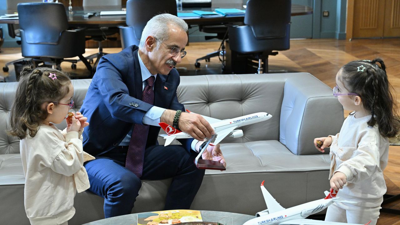 Bakan Uraloğlu, uçak görünce yaşadıkları mutluluk sosyal medyaya yansıyan ikiz kardeşleri ağırladı