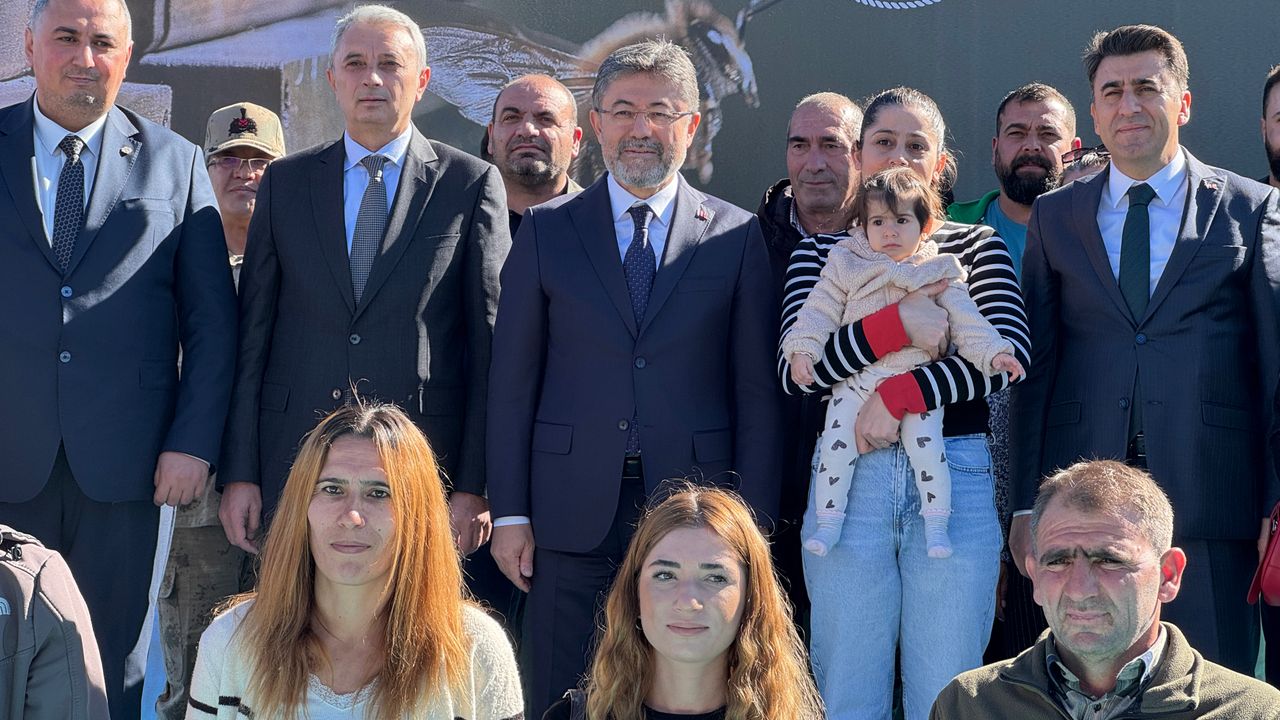 Bakan Yumaklı, Tunceli'de arı kovanı dağıtım töreninde konuştu: