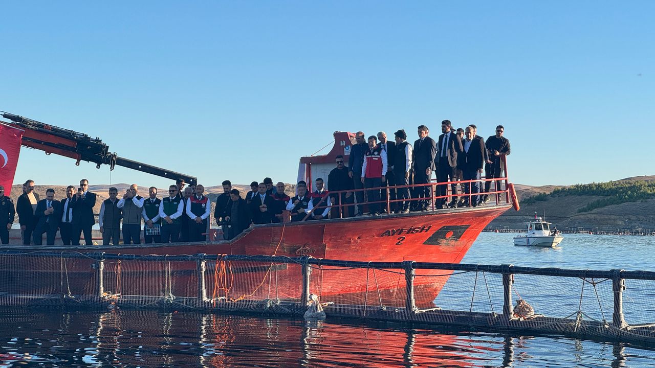 Bakan Yumaklı, Tunceli'de Mersin balığı üretim tesisini inceledi: