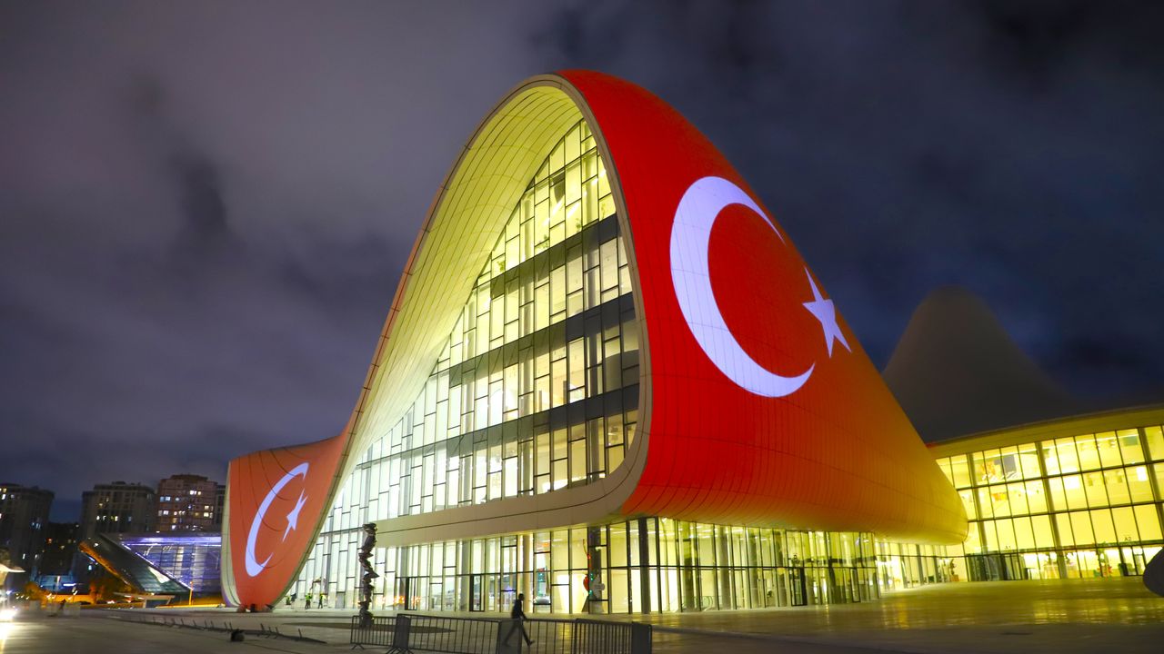 Bakü'nün simge yapıları Türk bayrağının renkleriyle aydınlatıldı