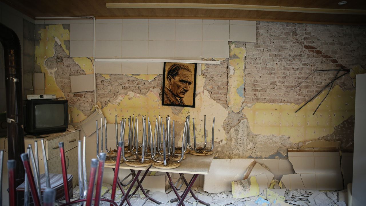 Balıkesir Sındırgı merkezli depremde yıkım ve hasar dronla görüntülendi