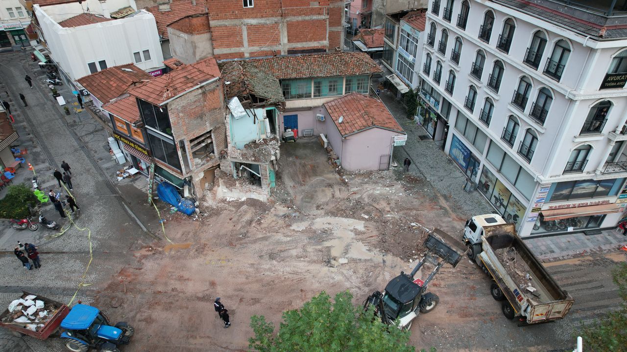 Balıkesir Sındırgı'daki depremde yıkılan iş yerinin enkazı kaldırıldı