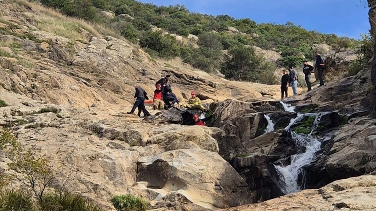 Balıkesir'de kayalıklarda mahsur kalan 2 kişi kurtarıldı