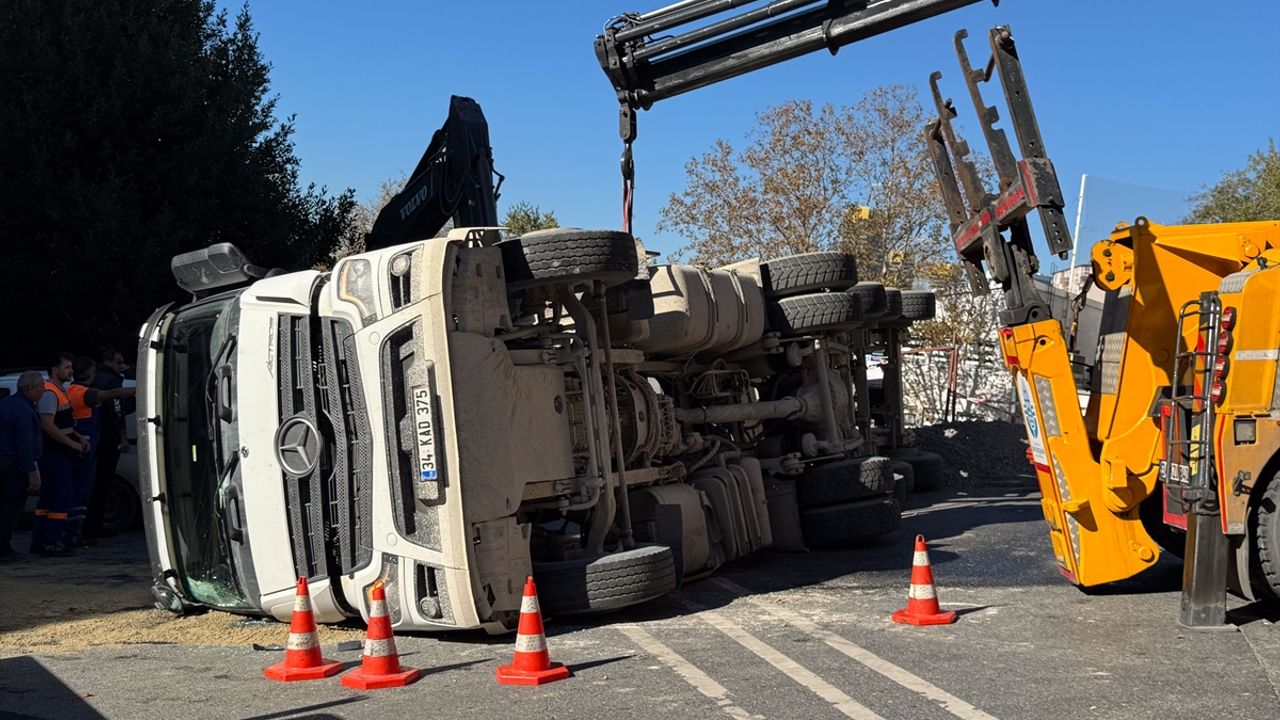 Beşiktaş'ta inşaat alanına yük boşaltırken devrilen taş yüklü kamyonun sürücüsü yaralandı