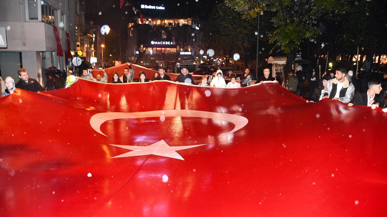 Bilecik'te Cumhuriyet'in 102. yılı fener alayıyla kutlandı